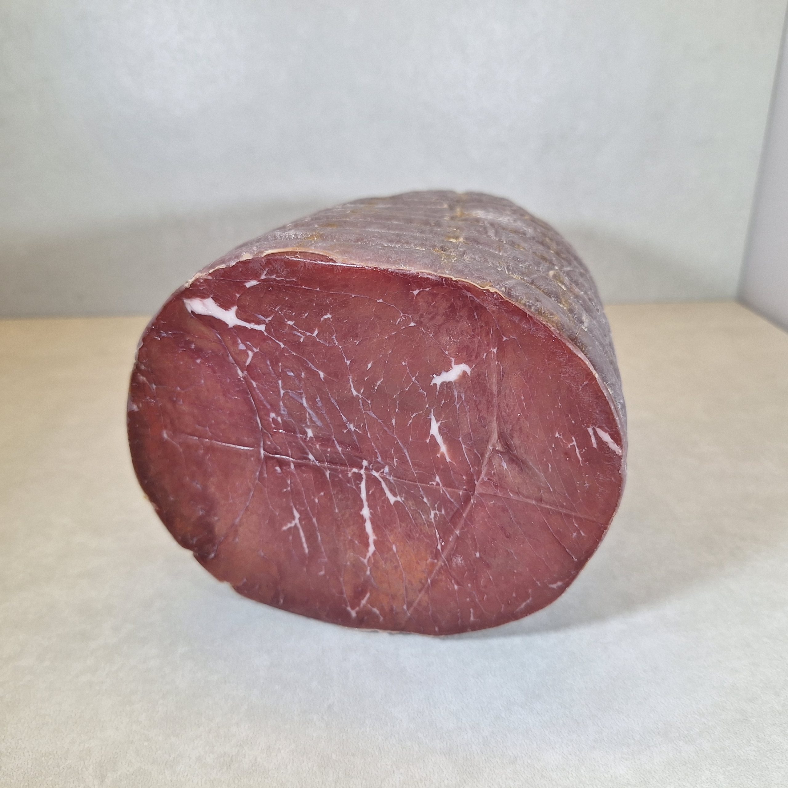 Bresaola Italiaanse luchtgedroogde ham. Erg lekker als Carpaccio of zo met een beetje olie en een citroen
